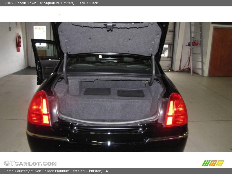 Black / Black 2009 Lincoln Town Car Signature Limited