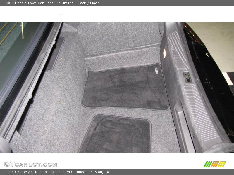 Black / Black 2009 Lincoln Town Car Signature Limited