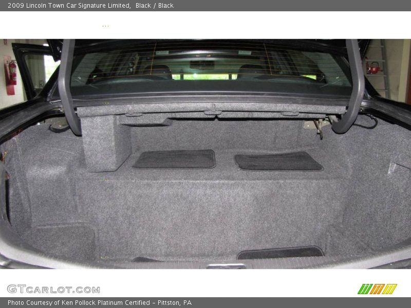 Black / Black 2009 Lincoln Town Car Signature Limited