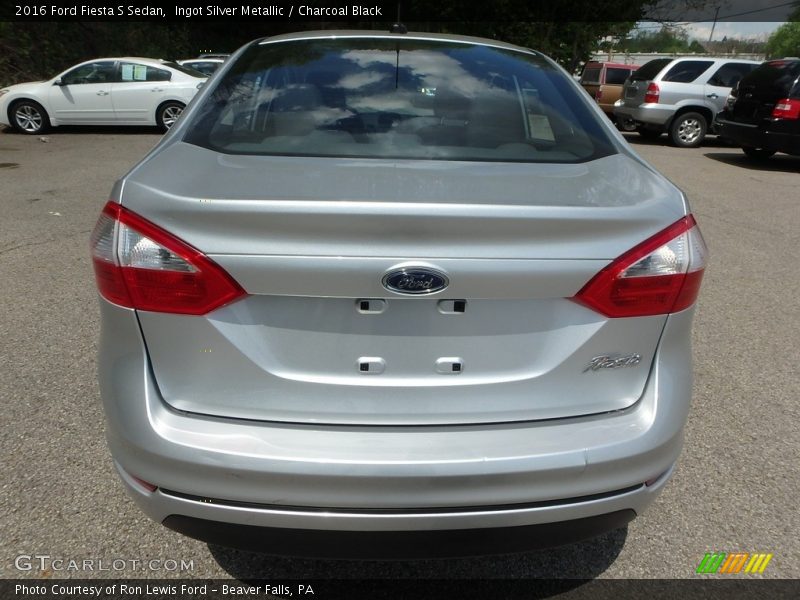 Ingot Silver Metallic / Charcoal Black 2016 Ford Fiesta S Sedan