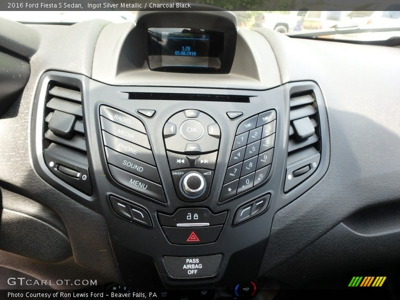 Ingot Silver Metallic / Charcoal Black 2016 Ford Fiesta S Sedan