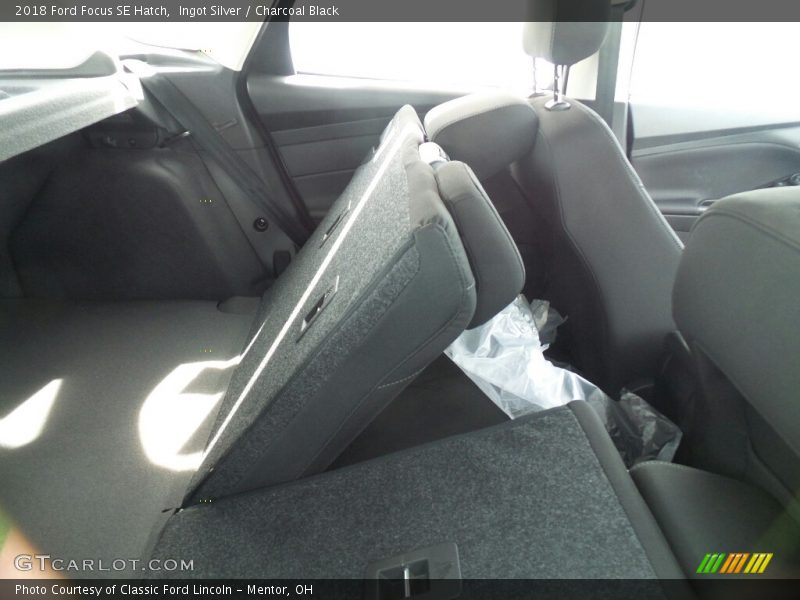 Ingot Silver / Charcoal Black 2018 Ford Focus SE Hatch