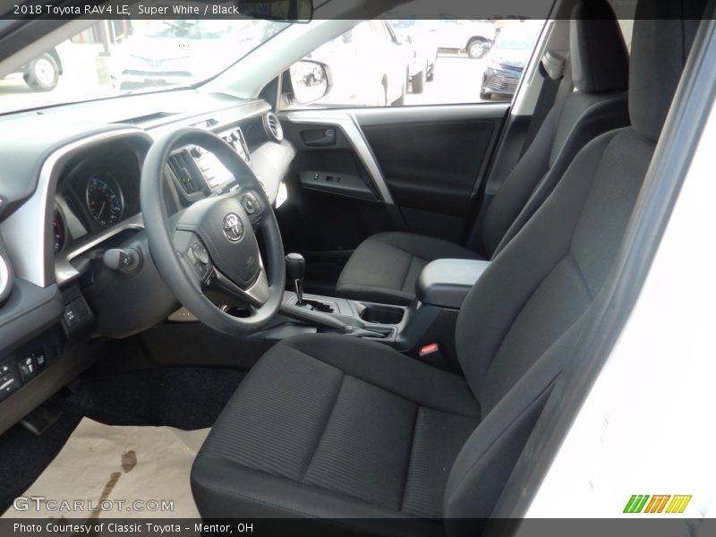 Super White / Black 2018 Toyota RAV4 LE