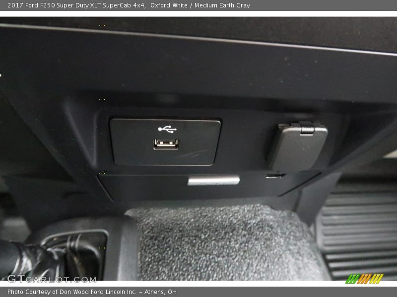 Oxford White / Medium Earth Gray 2017 Ford F250 Super Duty XLT SuperCab 4x4