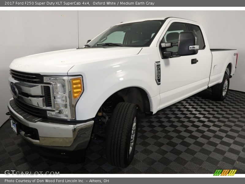 Oxford White / Medium Earth Gray 2017 Ford F250 Super Duty XLT SuperCab 4x4