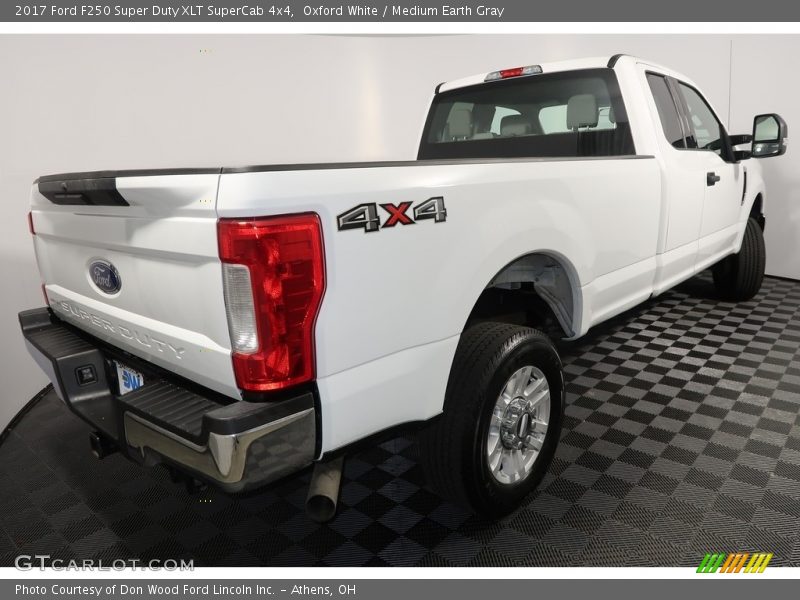 Oxford White / Medium Earth Gray 2017 Ford F250 Super Duty XLT SuperCab 4x4
