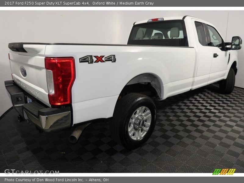 Oxford White / Medium Earth Gray 2017 Ford F250 Super Duty XLT SuperCab 4x4