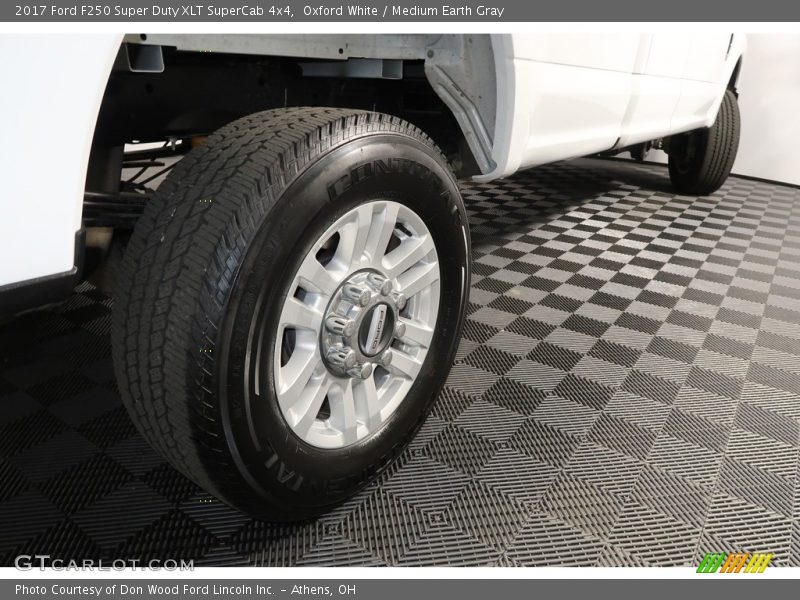 Oxford White / Medium Earth Gray 2017 Ford F250 Super Duty XLT SuperCab 4x4