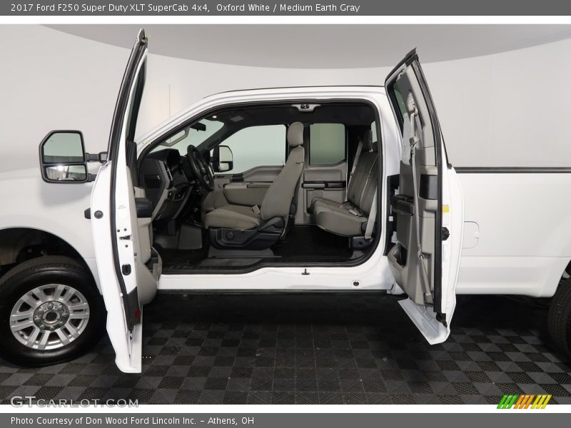 Oxford White / Medium Earth Gray 2017 Ford F250 Super Duty XLT SuperCab 4x4