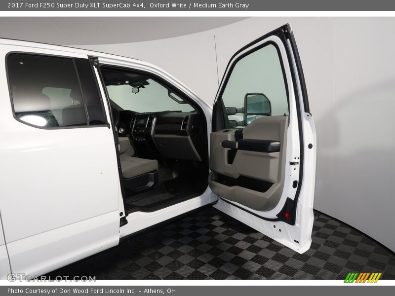 Oxford White / Medium Earth Gray 2017 Ford F250 Super Duty XLT SuperCab 4x4