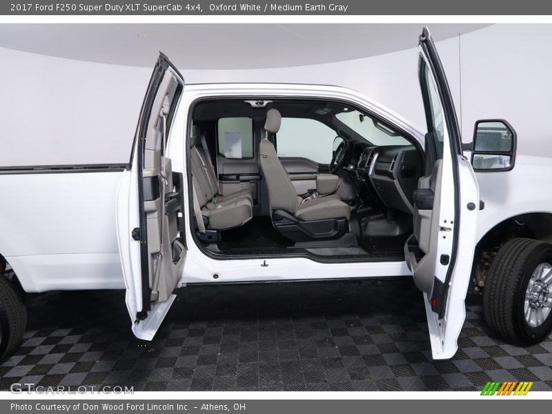 Oxford White / Medium Earth Gray 2017 Ford F250 Super Duty XLT SuperCab 4x4
