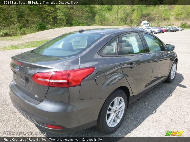 Magnetic / Charcoal Black 2018 Ford Focus SE Sedan