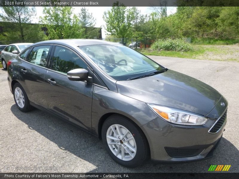 Magnetic / Charcoal Black 2018 Ford Focus SE Sedan
