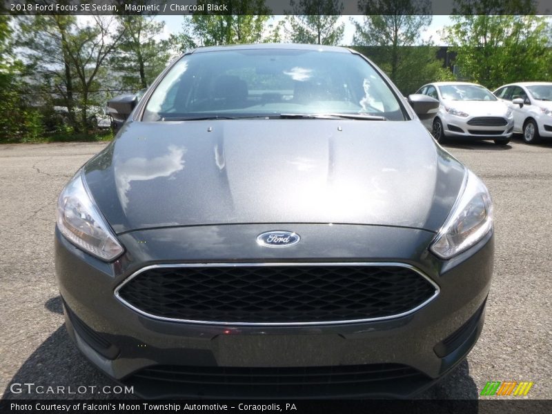 Magnetic / Charcoal Black 2018 Ford Focus SE Sedan