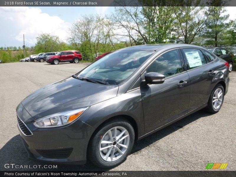 Magnetic / Charcoal Black 2018 Ford Focus SE Sedan