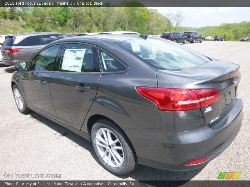 Magnetic / Charcoal Black 2018 Ford Focus SE Sedan