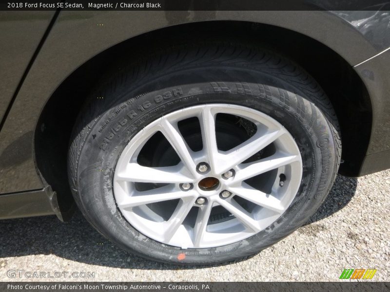 Magnetic / Charcoal Black 2018 Ford Focus SE Sedan