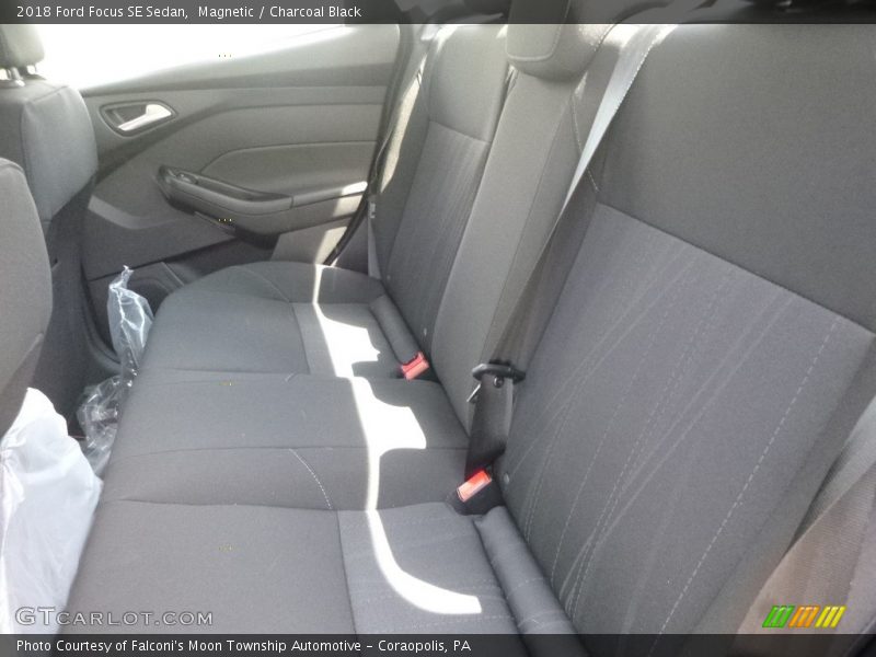 Magnetic / Charcoal Black 2018 Ford Focus SE Sedan