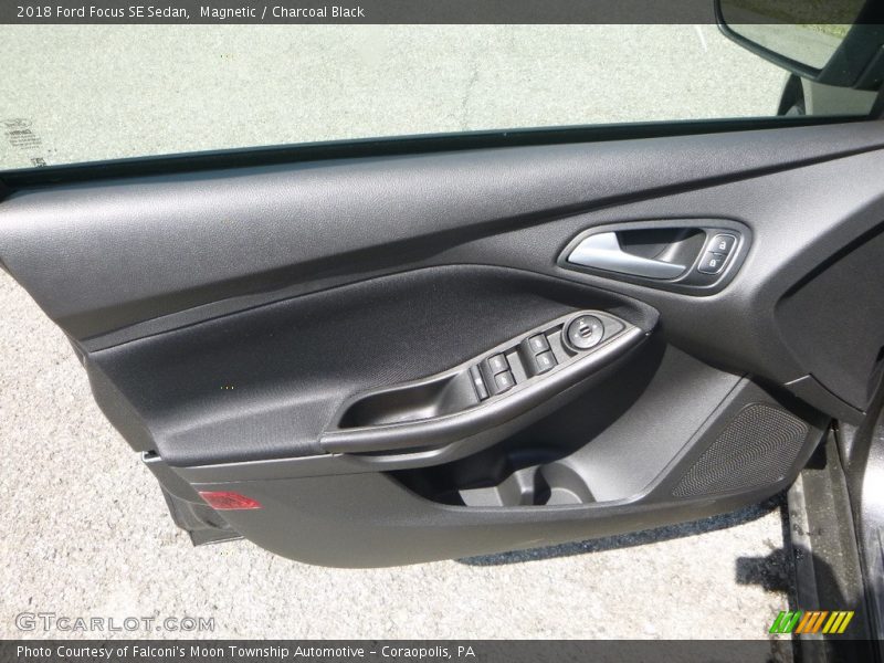 Magnetic / Charcoal Black 2018 Ford Focus SE Sedan