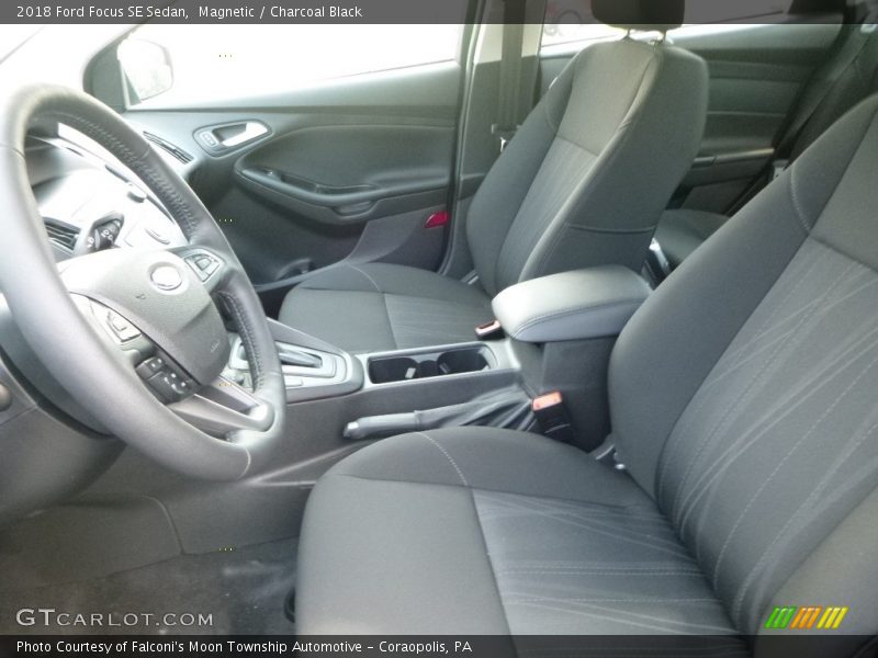 Magnetic / Charcoal Black 2018 Ford Focus SE Sedan