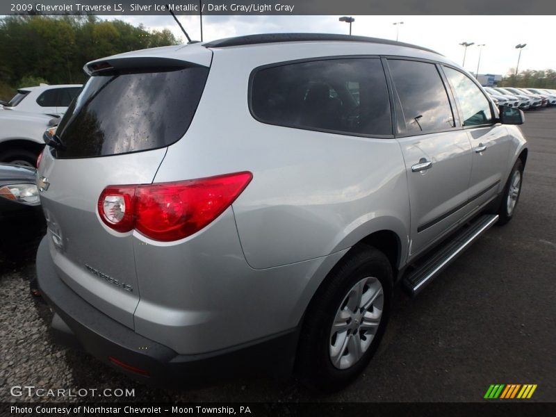 Silver Ice Metallic / Dark Gray/Light Gray 2009 Chevrolet Traverse LS