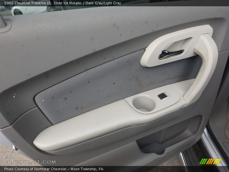 Silver Ice Metallic / Dark Gray/Light Gray 2009 Chevrolet Traverse LS