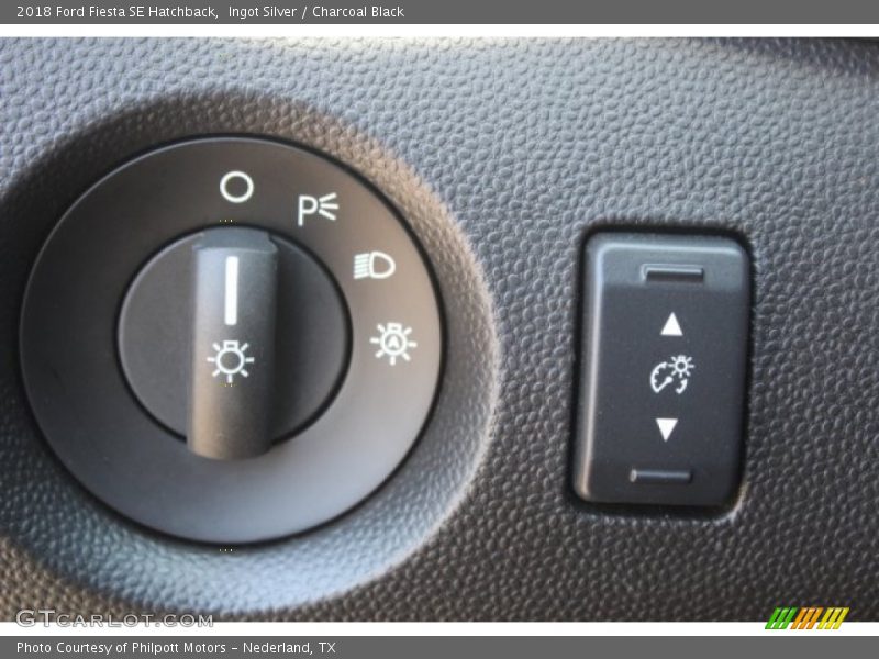Ingot Silver / Charcoal Black 2018 Ford Fiesta SE Hatchback