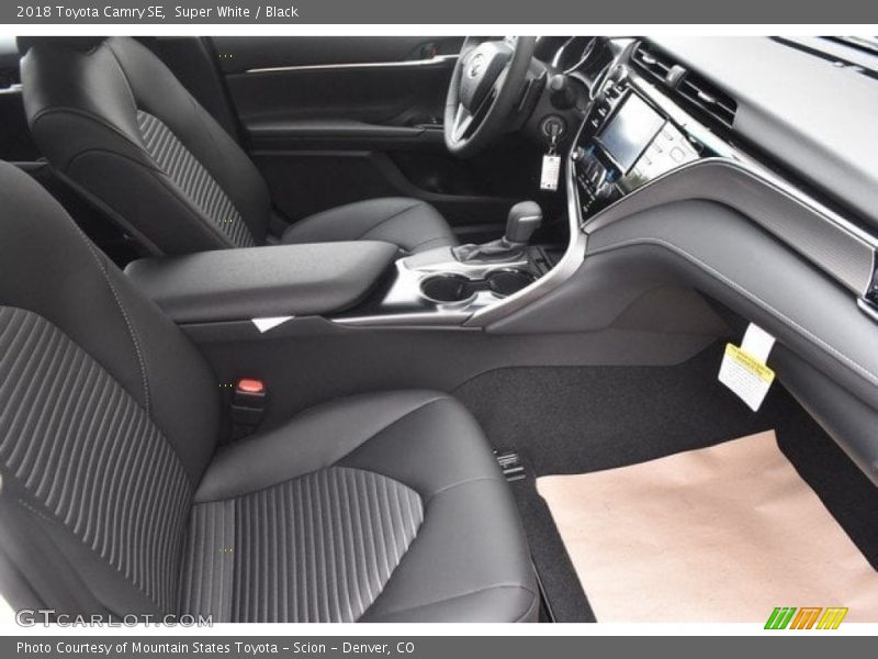 Super White / Black 2018 Toyota Camry SE