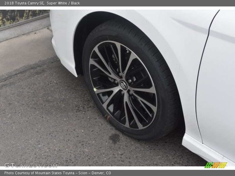 Super White / Black 2018 Toyota Camry SE