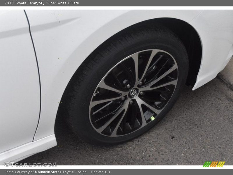 Super White / Black 2018 Toyota Camry SE
