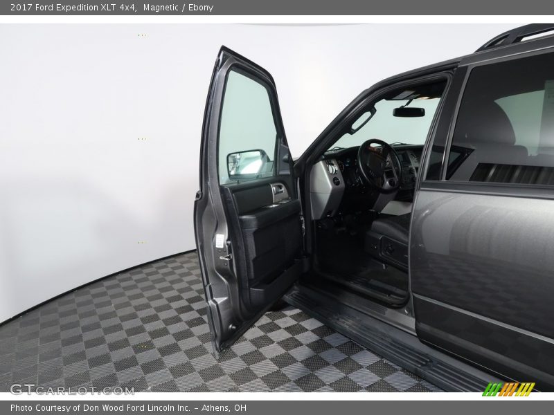 Magnetic / Ebony 2017 Ford Expedition XLT 4x4