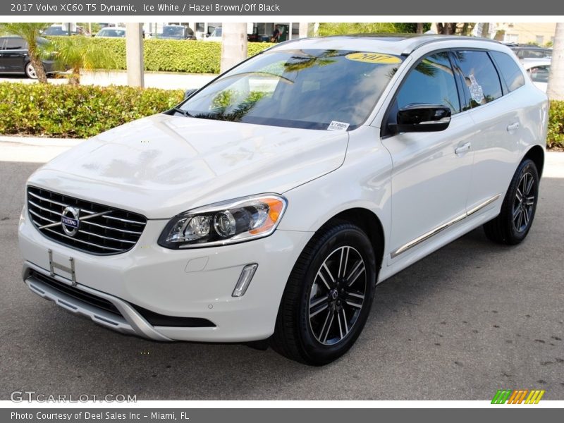 Front 3/4 View of 2017 XC60 T5 Dynamic