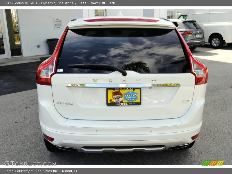 Ice White / Hazel Brown/Off Black 2017 Volvo XC60 T5 Dynamic