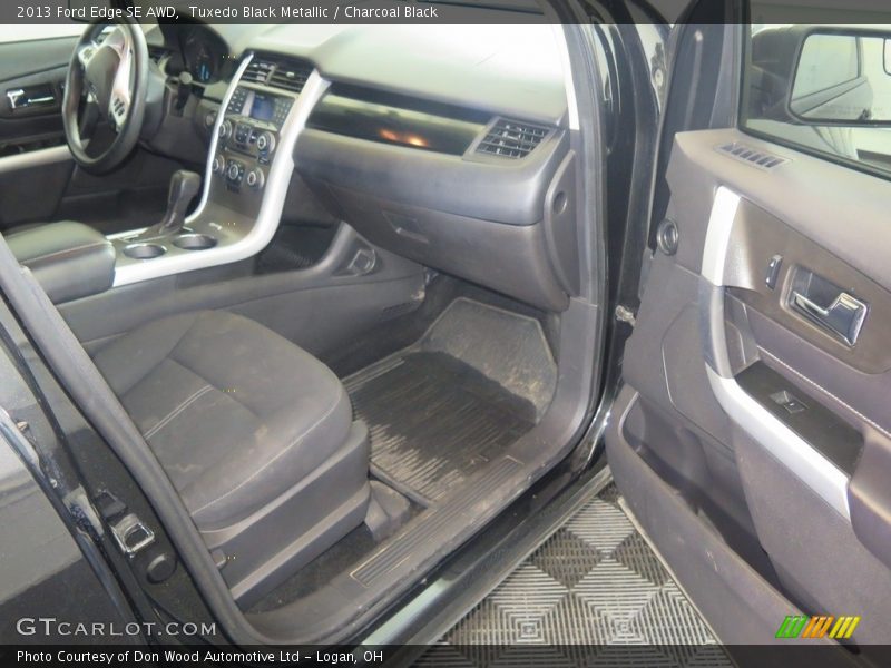 Tuxedo Black Metallic / Charcoal Black 2013 Ford Edge SE AWD