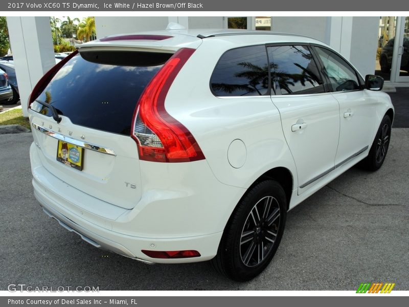 Ice White / Hazel Brown/Off Black 2017 Volvo XC60 T5 Dynamic