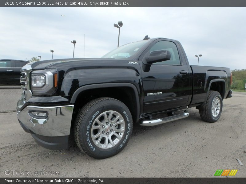 Front 3/4 View of 2018 Sierra 1500 SLE Regular Cab 4WD
