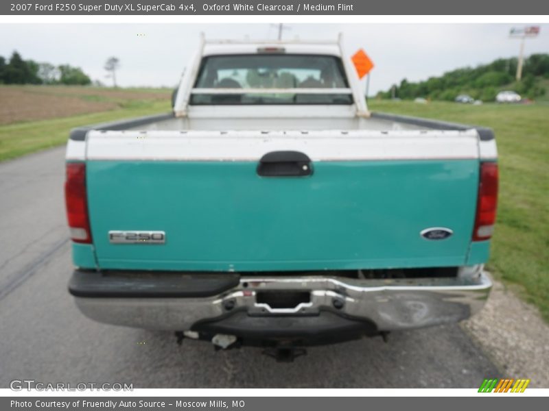 Oxford White Clearcoat / Medium Flint 2007 Ford F250 Super Duty XL SuperCab 4x4
