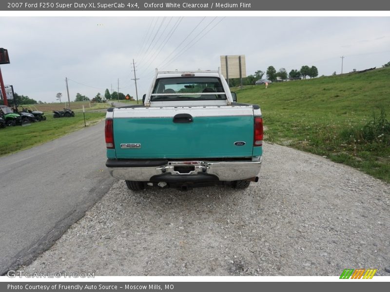Oxford White Clearcoat / Medium Flint 2007 Ford F250 Super Duty XL SuperCab 4x4