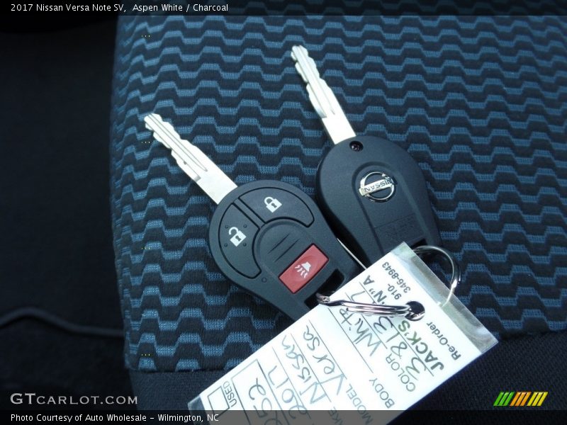 Aspen White / Charcoal 2017 Nissan Versa Note SV