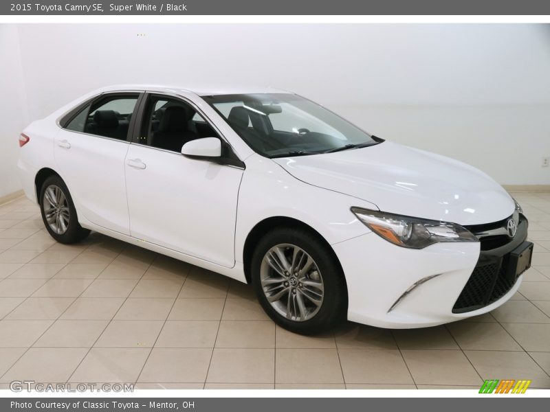 Super White / Black 2015 Toyota Camry SE