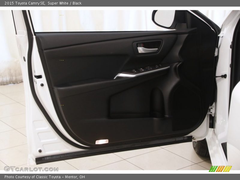Super White / Black 2015 Toyota Camry SE