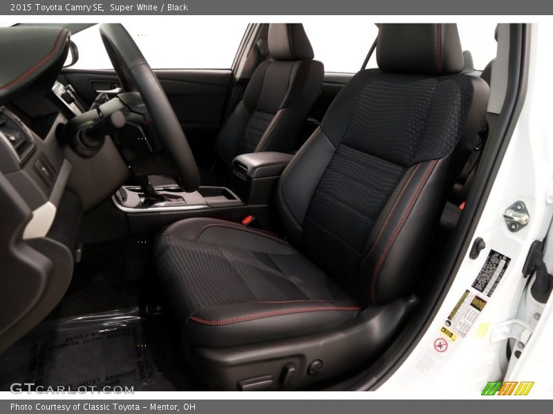Super White / Black 2015 Toyota Camry SE