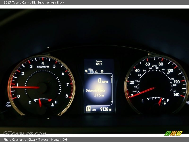 Super White / Black 2015 Toyota Camry SE