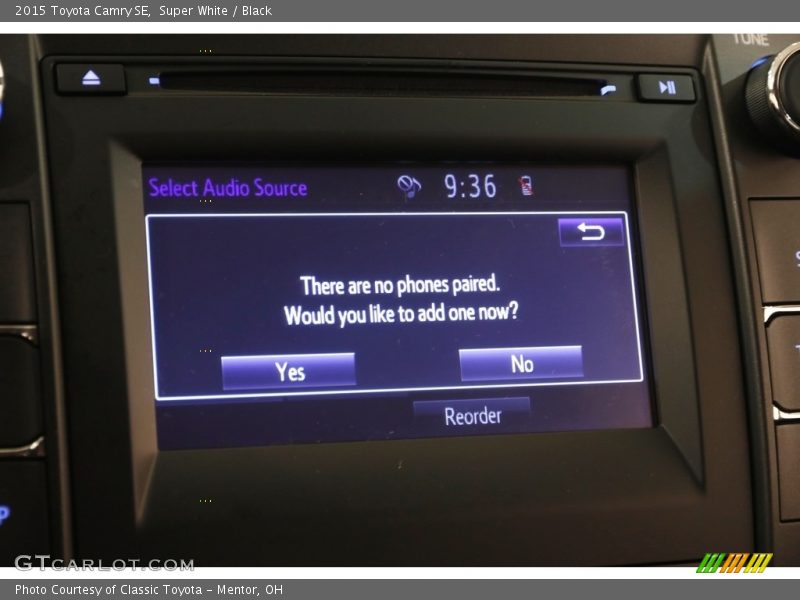 Super White / Black 2015 Toyota Camry SE