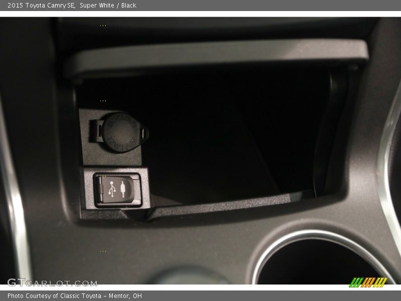 Super White / Black 2015 Toyota Camry SE