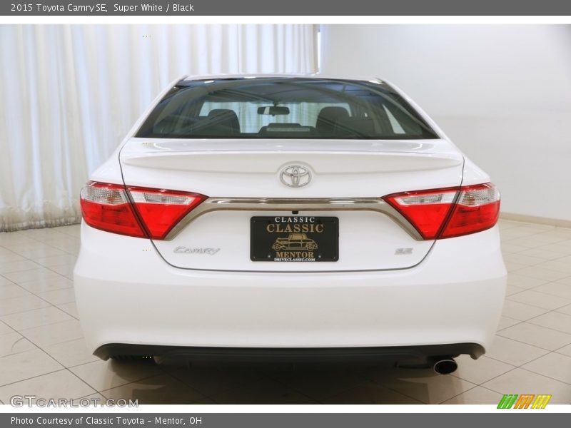 Super White / Black 2015 Toyota Camry SE