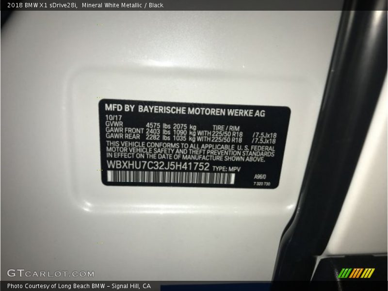 Mineral White Metallic / Black 2018 BMW X1 sDrive28i