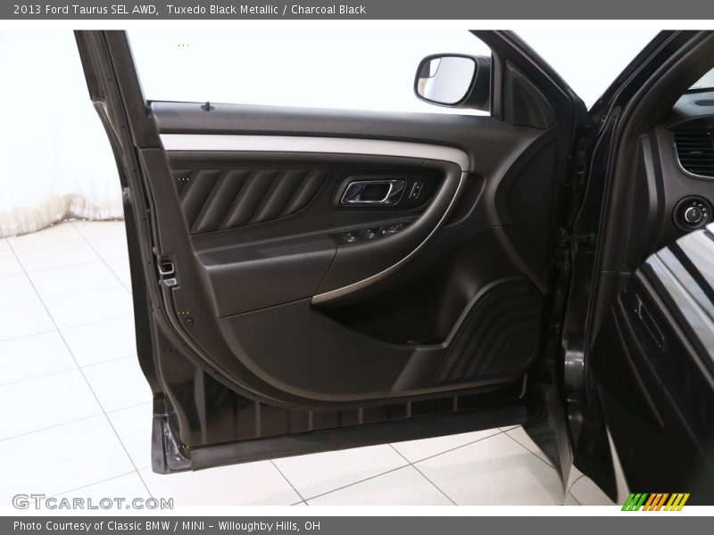 Tuxedo Black Metallic / Charcoal Black 2013 Ford Taurus SEL AWD