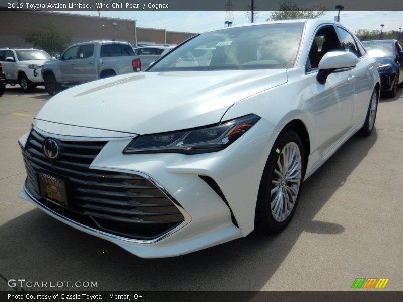 Front 3/4 View of 2019 Avalon Limited