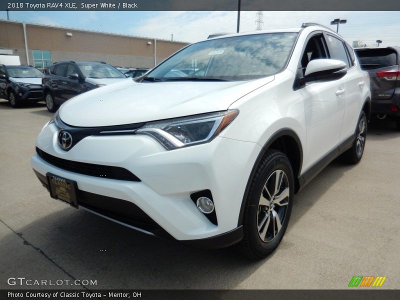 Super White / Black 2018 Toyota RAV4 XLE